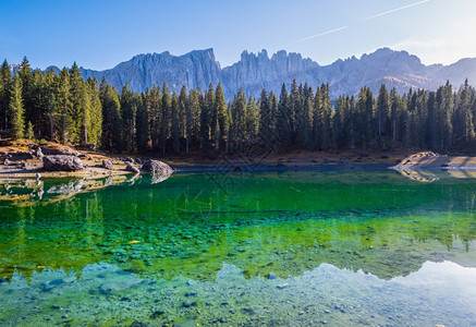 阳光多彩的秋天高山洛米景意大利苏格罗Karersee或LagodiCarezza视图片穿梭季节自然和乡村美容概念场景图片