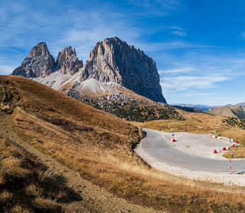 秋天阿尔卑斯山景意大利苏斯蒂罗尔SellaPass附近的和平景象摄影旅行季节自然和乡村美貌概念人汽车和标志都无法辨认图片