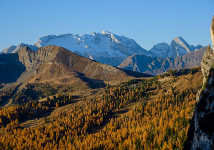 在意大利苏斯蒂罗尔的山峰景象FalzaregoPass的和平景象远处的SnowyMarmoladamassif和Glacier图片