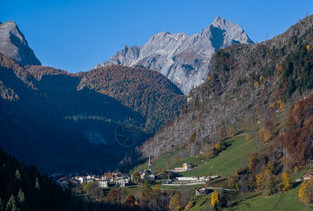 秋天的早晨阿尔卑斯山脉白云石风景贝卢诺苏迪罗尔意大利Sac村风景如画RoccaPietore村和Marmolada山Gruppo图片