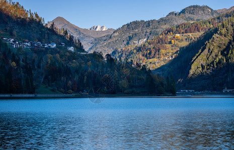 秋天的早晨阿尔卑斯山白云石湖阿勒盖贝卢诺苏迪罗尔意大利从Rusech的阿勒格村公园可以看到如画的景色图片