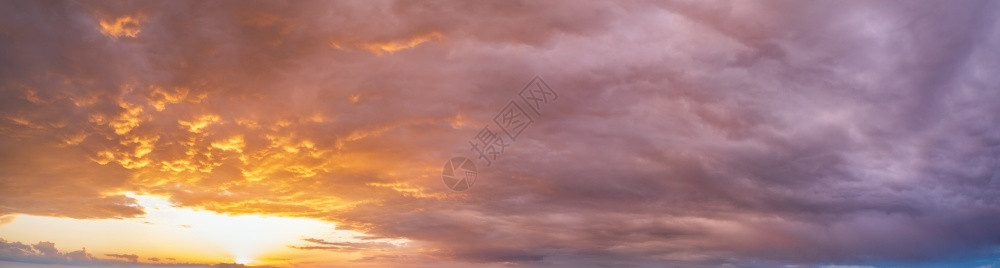 夏季日落的天空全景有羊毛紫色的云晚上黄昏天气良好自然背景图片