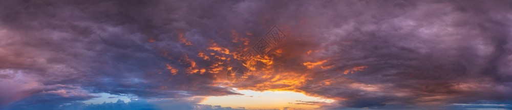 夏季日落的天空全景有羊毛紫色的云晚上黄昏天气良好自然背景图片