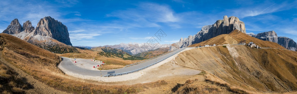 秋天阿尔卑斯山景意大利苏斯蒂罗尔SellaPass附近的和平景象摄影旅行季节自然和乡村美貌概念人汽车和标志都无法辨认图片