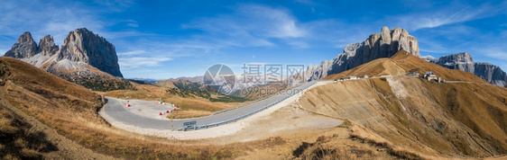 秋天阿尔卑斯山景意大利苏斯蒂罗尔SellaPass附近的和平景象摄影旅行季节自然和乡村美貌概念人汽车和标志都无法辨认图片