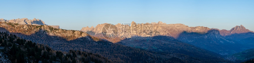 秋天清晨的阿尔卑斯山景意大利贝卢诺市ValparolaPass的和平全景摄影旅行季节和自然美观场景图片