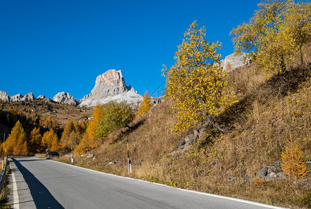 意大利多洛米山和平的阳光景象来自GiauPass图片解说气候环境自然美观和旅行概念场景图片