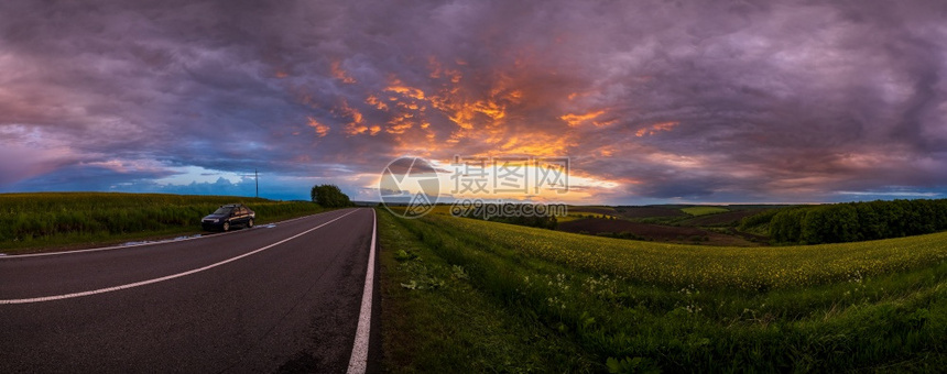 春种黄菜田阴暗的日落夜空农村山丘和地区公路自然季节旅行天气农村美容概念场景汽车无法辨认图片