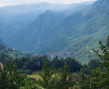 带有桥梁的夏季雾山地景观黑塔拉峡谷图片