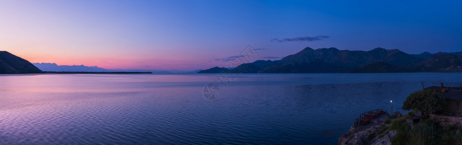 黑山Skadar湖夏季日出全景图片