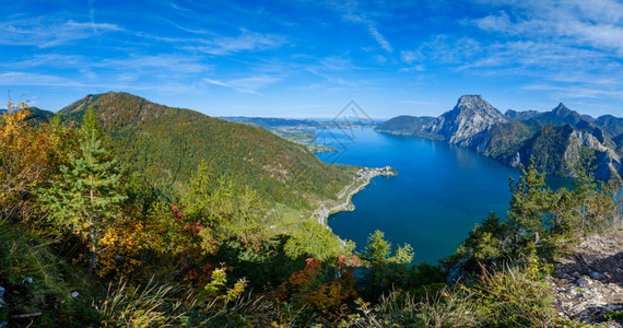 和平秋天阿尔卑斯山特劳恩西湖景图片