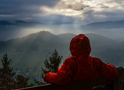 在秋日朦胧的瓦茨曼山上一个不可辨认的休息着的游客在逆光下看着剪影碎片从Marienhohe的观点Berchtesgadener土图片