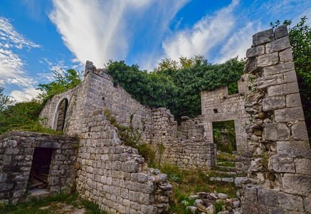 中世纪的定居点和教堂在197年的地震中被完全摧毁在黑山的索托莫尔巴地区图片