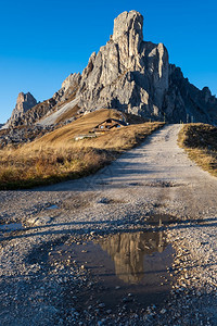 意大利Dolomites山前方的RaGusela岩石在GiauPassGiauPass上和平的阳光明媚夜晚景象人们无法辨认图片化图片