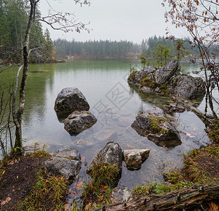 德国乌施兰阿尔卑斯山巴伐利亚阿尔卑斯山高秋天湖Hintersee贝希特斯加登公园德乌茨兰图画旅行季节和自然美容概念场景图片