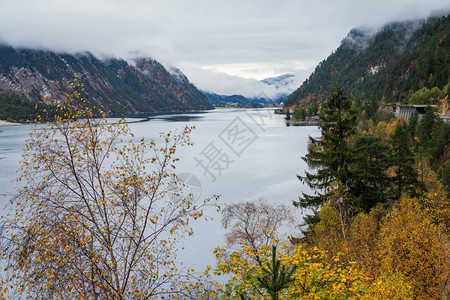 阿尔卑斯州蒂罗奥地利山高秋天湖Achensee摄影旅行季节和自然美景概念场图片