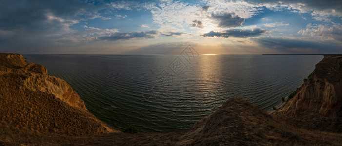 乌克兰黑海附近Dnipro河湾上空的斯塔尼拉夫粘土山脉和峡谷的日落全景观乌克兰KhersonGrand峡谷图片