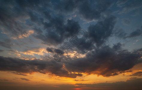 日落的夏天空有毛多彩的云雾晚上黄昏好天气的自然背景图片