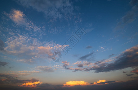 日落的夏天空有毛多彩的云雾晚上黄昏好天气的自然背景图片