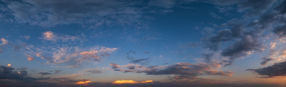 夏天的日落空全景满是羽毛多彩的云图片