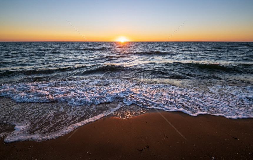 海滨日出清晨天空明亮太阳照耀地平线图片