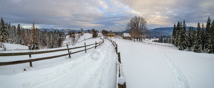 偏远山村道路雪流和木栅栏图片