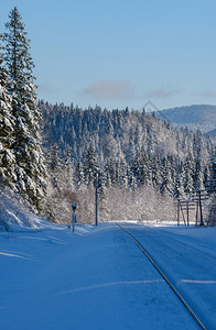 在喀尔巴阡山上有雪漂流在路边图片