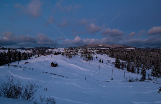 冬季边远的阿尔卑斯山村夜间乡丘林和农田乌克兰沃罗嫩科图片