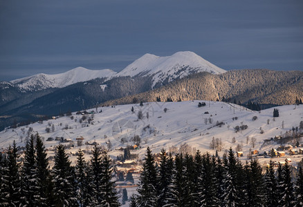 小高山村和冬季雪在日光照之下沃罗嫩科喀尔巴阡山乌克兰图片