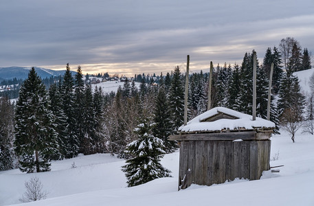 小高山村和冬季雪在最后的日落阳光下沃罗嫩科喀尔巴阡山乌克兰图片