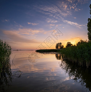 Dnipro河夏季日落暮光地貌乌克兰图片