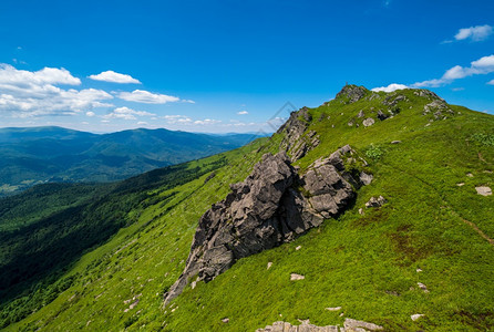 夏季岩石山坡比库顶乌克兰喀尔巴阡山图片