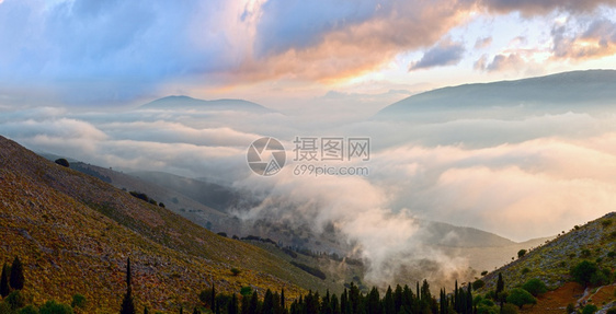 清晨多云的夏季山地景观希腊基法罗尼亚全景图片