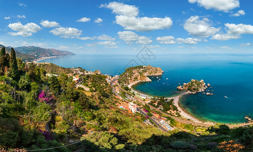 意大利西里岛Taormina从上到楼梯陶尔米纳的美景全西里海包括岸滩和伊索拉贝岛人们无法辨认图片