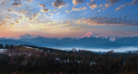 喀尔巴阡山高原地貌乌克兰远处有雪覆盖的山脊顶峰图片