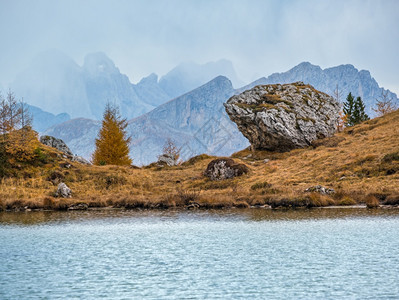 高山多洛米斯景和平的瓦尔帕罗拉山和湖景意大利贝卢诺摄影旅行季节和自然美景概念场图片