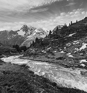灰度夏季阿尔卑斯山流前往奥地利科纳塔尔格列舍提罗图片