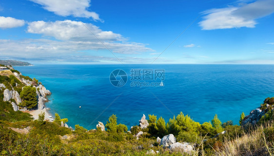 夏季海岸早上风景卡桑德拉半岛哈尔基迪Halkidiki希腊人们是无法辨认的多针缝孔全景图片