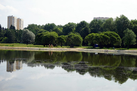 莫斯科俄罗斯大约2018年7月波克罗夫斯科斯特里什内沃公园的湖泊图片