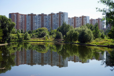 莫斯科俄罗联邦CIRCA2018年7月日Ochakovka河和公寓楼图片