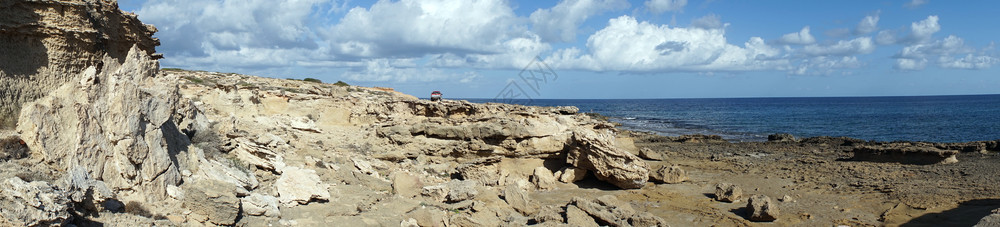 北塞浦路斯海岸的岩石图片