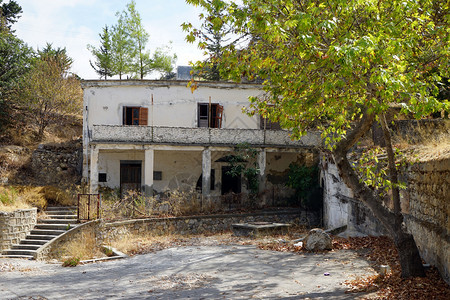 塞浦路斯旧建筑和树图片