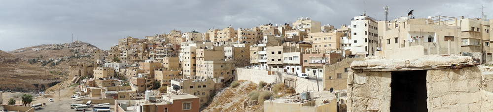 约旦ALKARAK约2018年11月城镇中心山上的房屋图片
