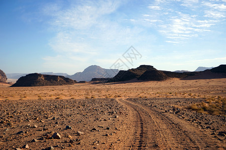 约旦WadiRum沙漠的铁轨图片
