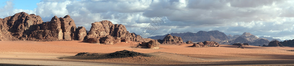 约旦WadiRum沙漠的影子图片