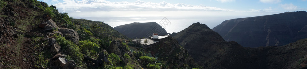 西班牙拉戈梅岛山丘和教堂图片
