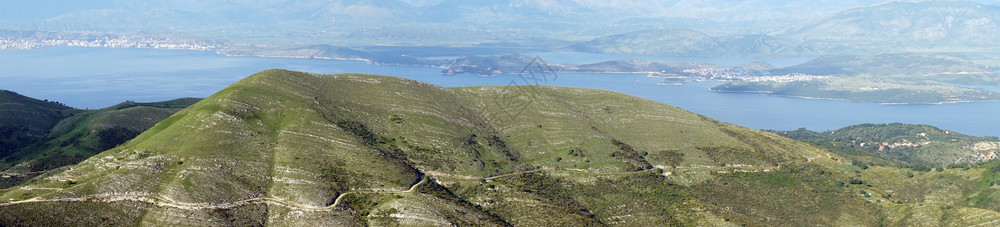 希腊科孚岛东部的山峰全景图片