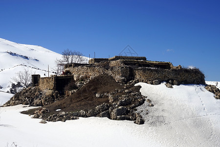 卡迪沙山谷附近的城堡和雪废墟图片