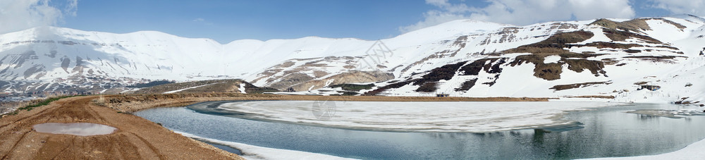 黎巴嫩Quadisha河谷附近有水和雪山的池塘图片