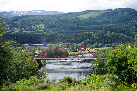 挪威旧金属大桥和河流图片